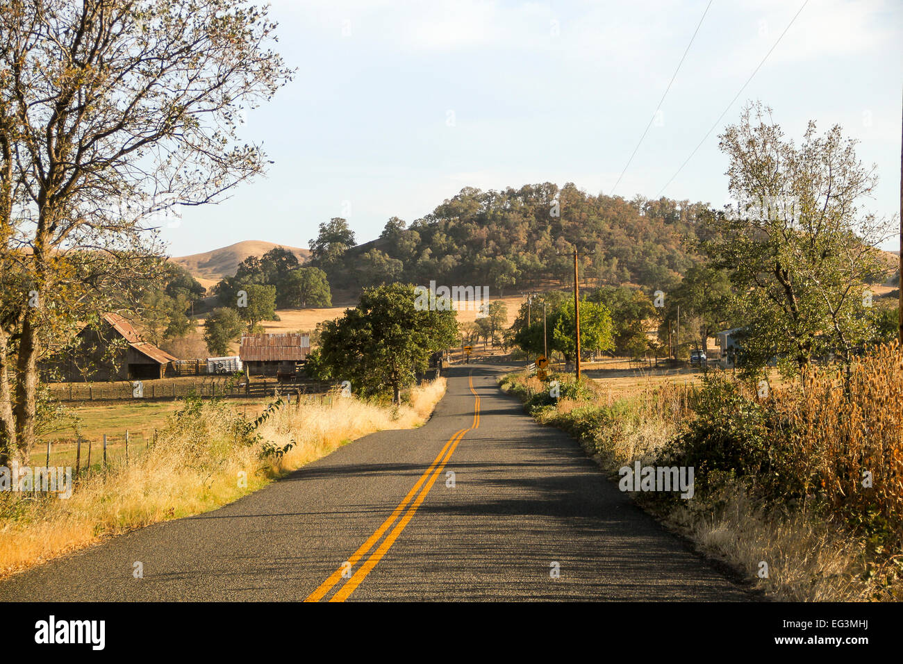 Eine Straße in der abgelegenen Stadt Ono, Shasta County, California, Vereinigte Staaten von Amerika Stockfoto