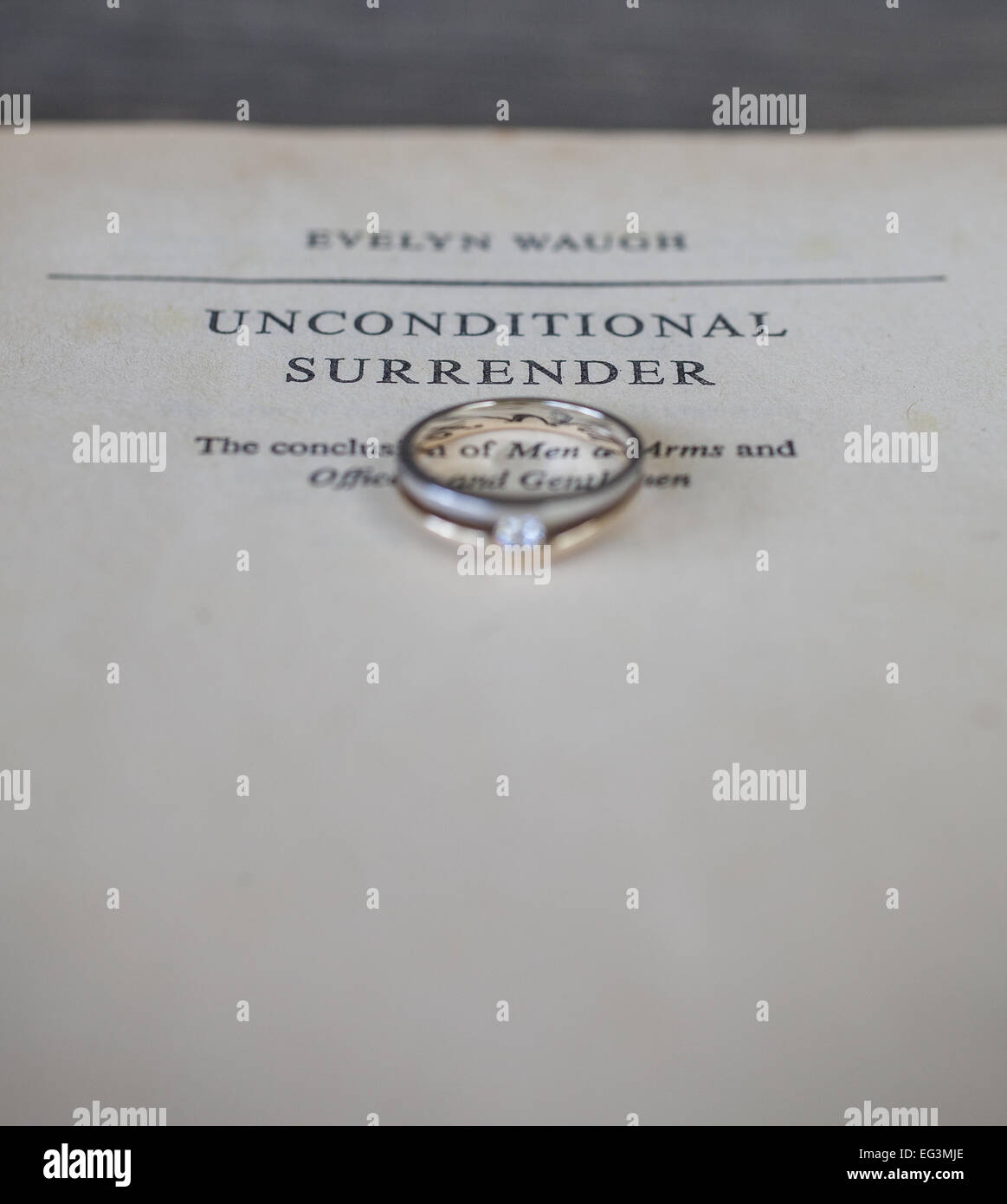 Ehering platziert auf der Titelseite eines Romans Stockfoto
