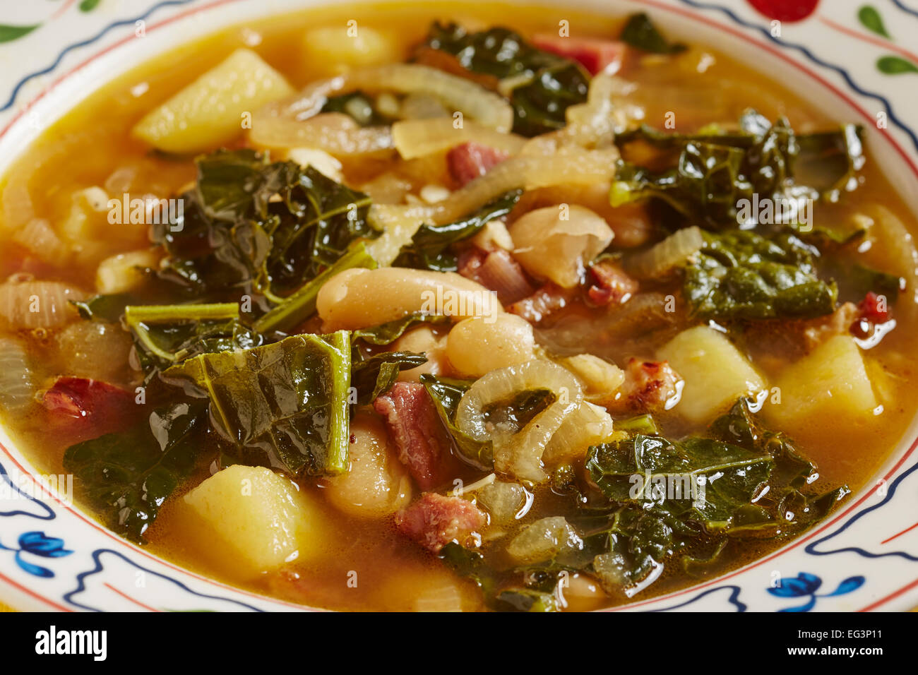 Portugiesischen Stil Kale und Bohnensuppe aus einem amerikanischen Rezept Stockfoto