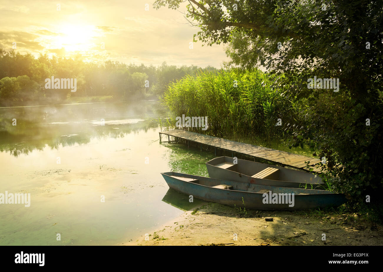 Boote in der Nähe von Pier am schönen Sommermorgen Stockfoto