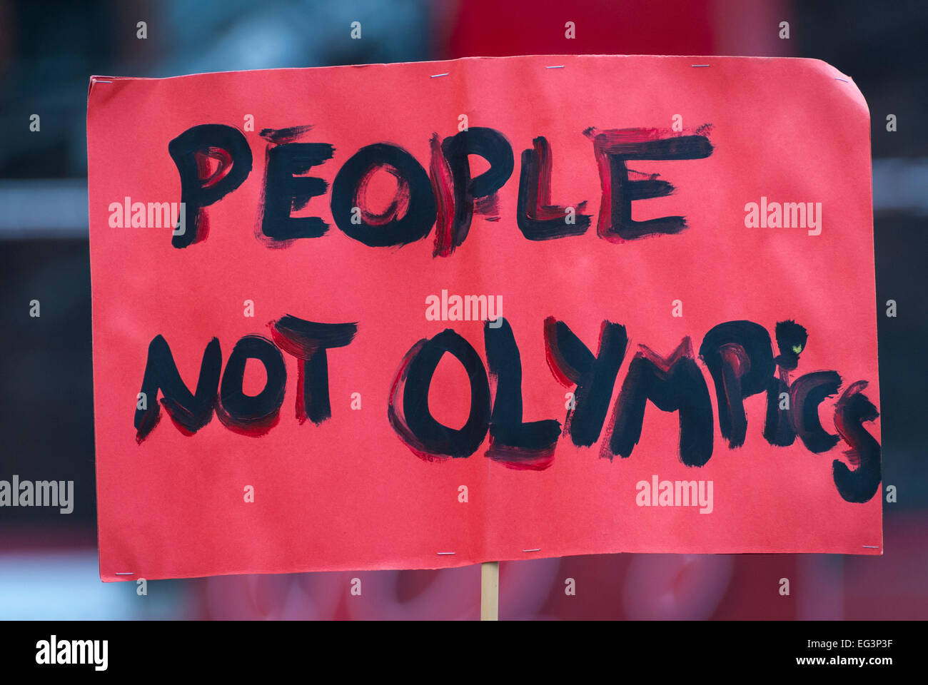 Vancouver, Kanada-Feb 12, 2010: Native Canadian, mit einem Schild zu Gunsten der Sozialwohnungen und protestieren Olympische Spiele Stockfoto