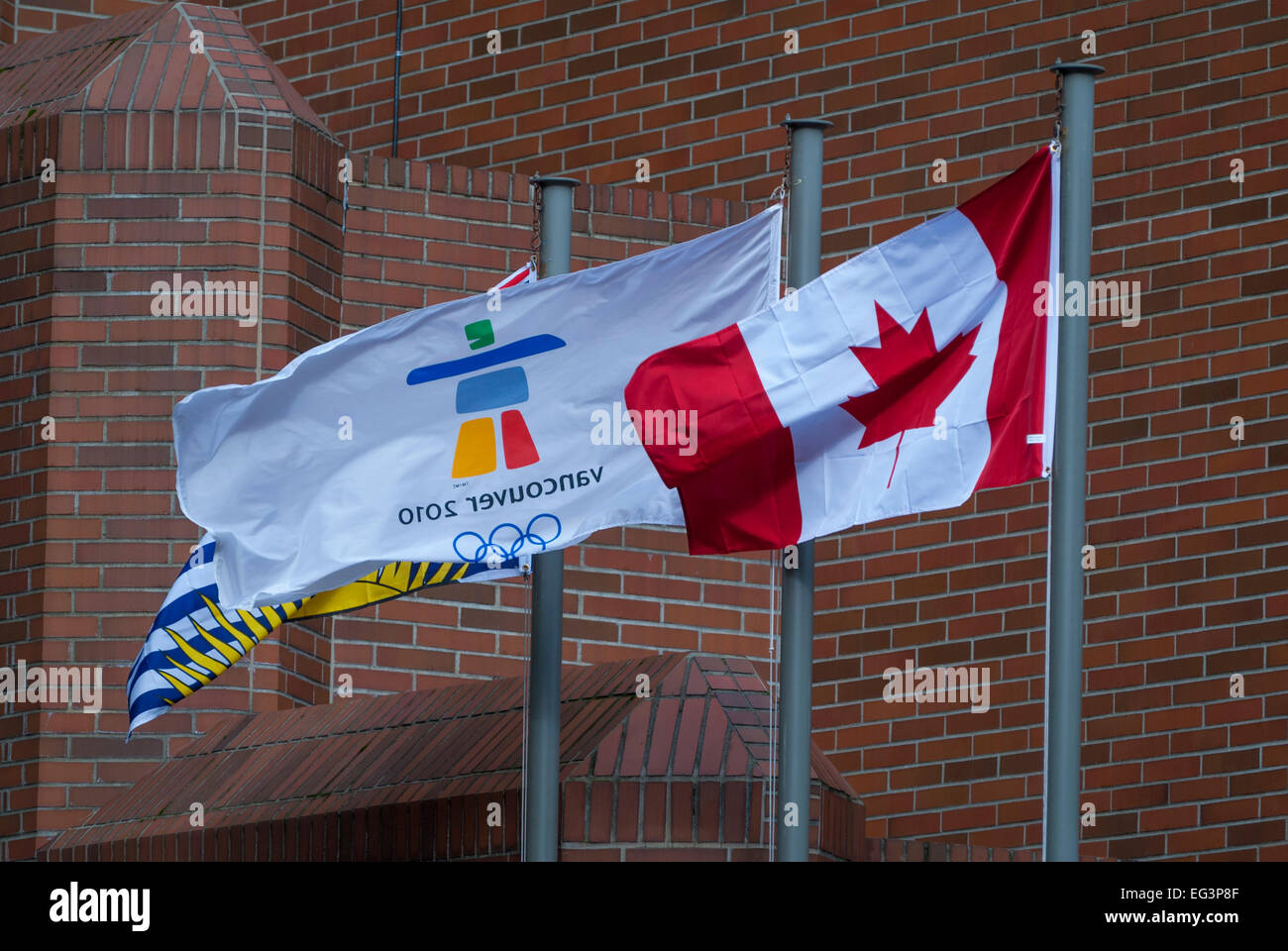 Kanada, British Columbia und Olympische Fahnen in der Innenstadt von Vancouver während der Olympischen Winterspiele 2010. Stockfoto