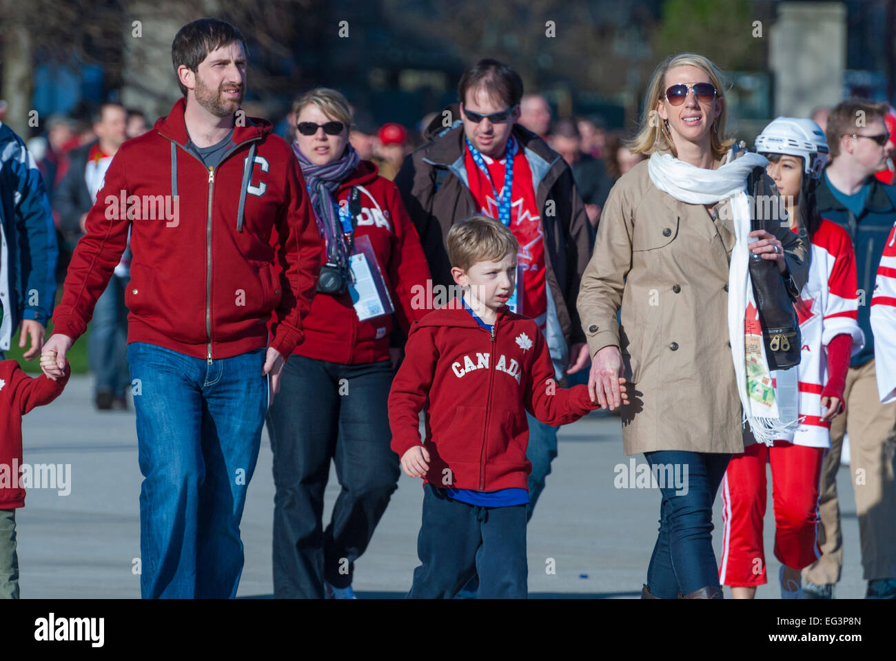 Vancouver, Kanada-Februar 16, 2010: Hokey Fans in der Innenstadt von Vancouver vor einem der kanadischen Nationalmannschaft während der Olympischen Spiele Stockfoto