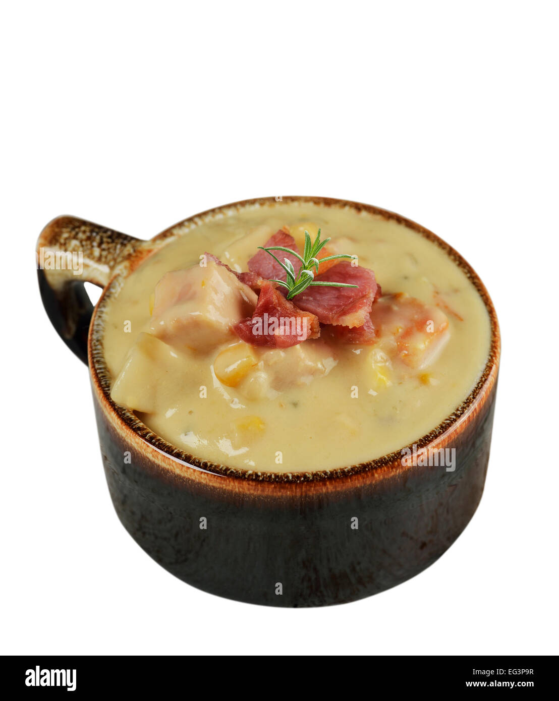 Gebackene Kartoffel-Suppe mit Käse und Speck, Isolated On White Stockfoto