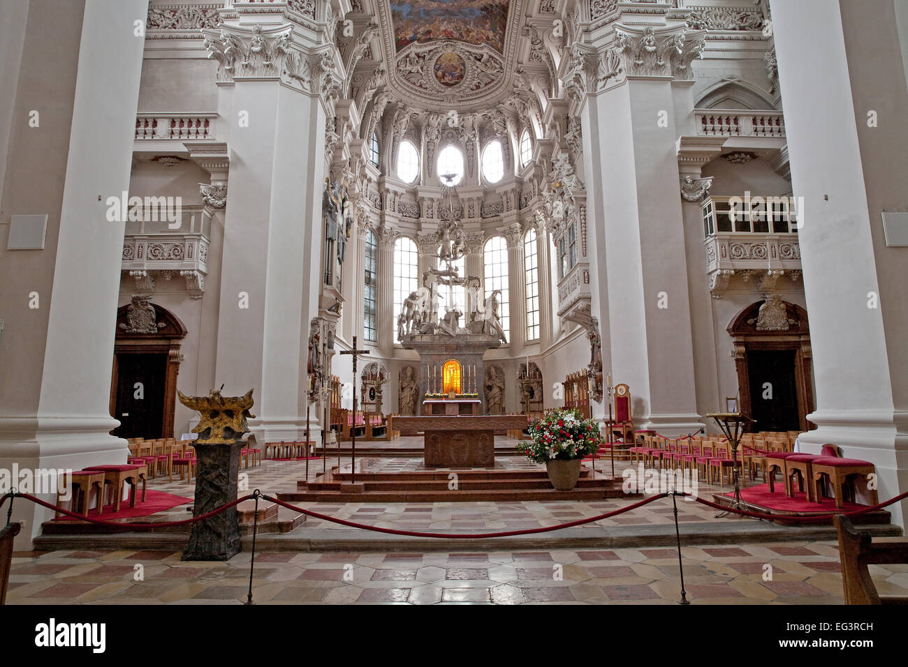 St. Stephens Kathedrale in Passau große Innenraum hat es die größte Orgel der Welt Stockfoto