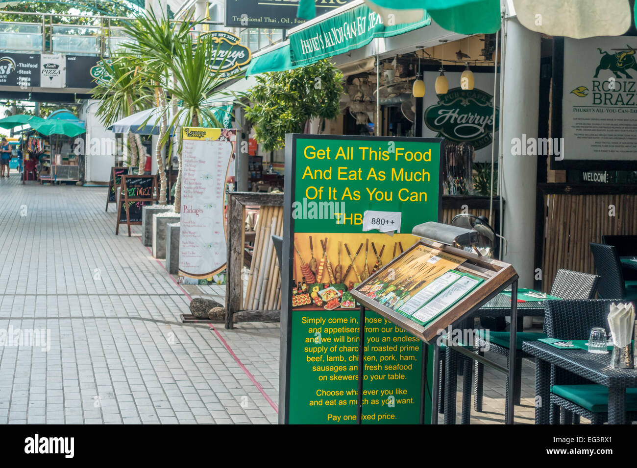 Gasse in der touristischen Stadt von Patong, Phuket, Thailand. Stockfoto