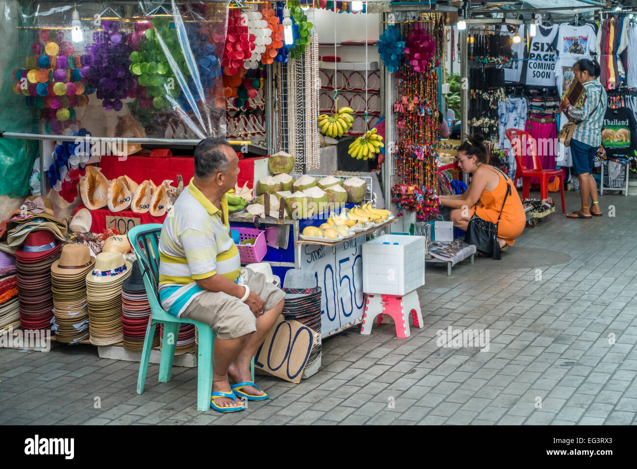 Markt-Gasse in der touristischen Stadt von Patong, Phuket, Thailand. Stockfoto