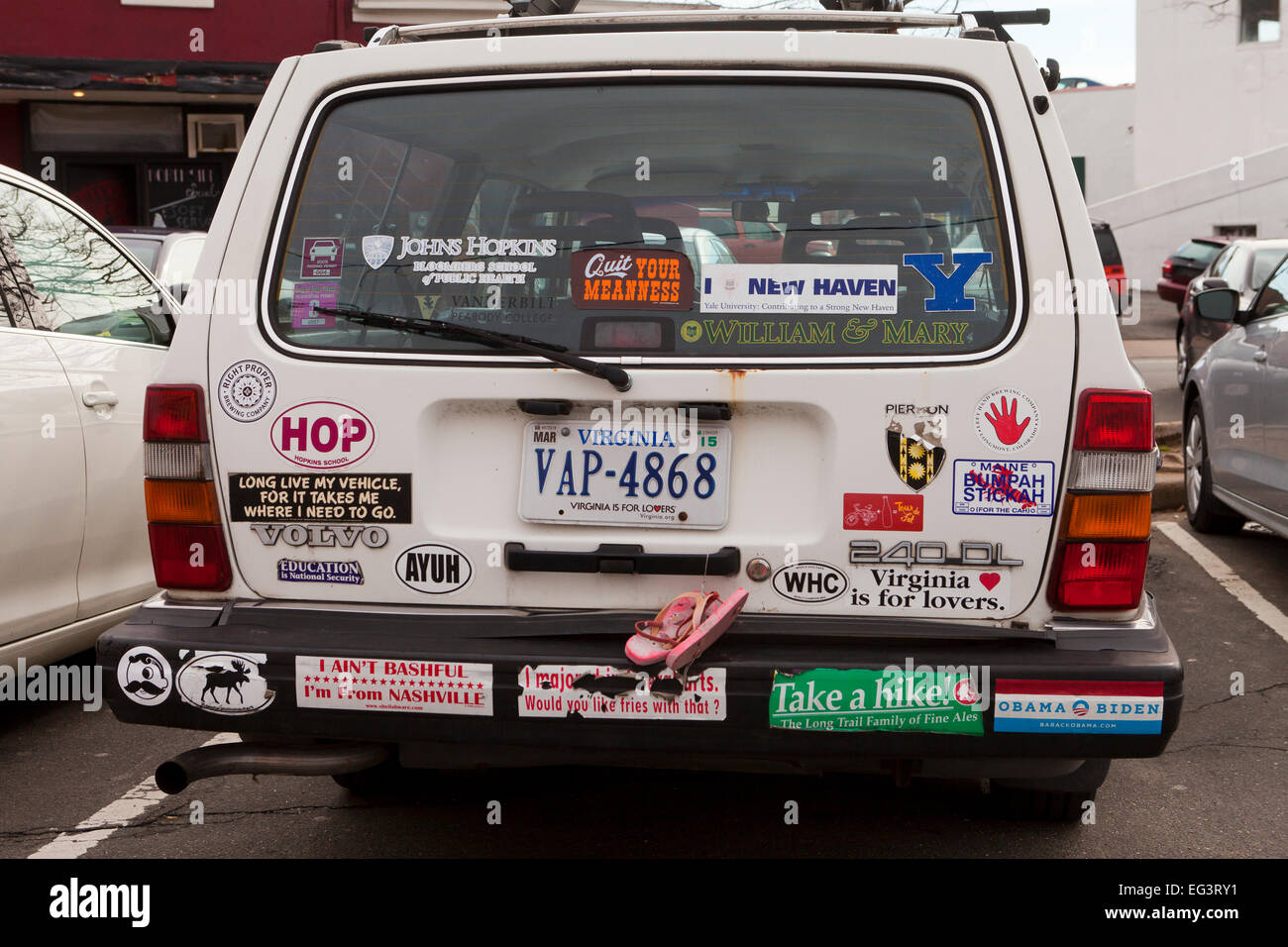 Aufkleber auf der Rückseite Oldtimer Volvo Kombi - Virginia USA Stockfoto