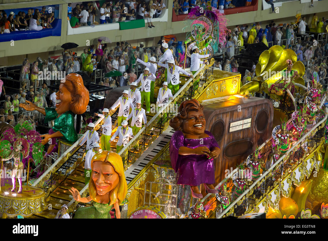 Samba Schule "Mangueira" zeigen sich bei Sambodrome Karneval in Rio De Janeiro, Brasilien Stockfoto