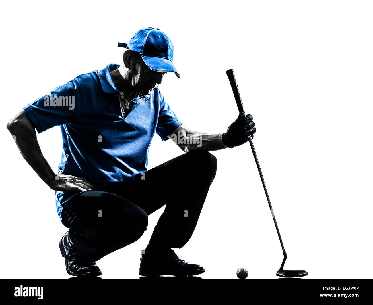 ein Mann Golfer Golfen hockend Silhouette Studio isoliert auf weißem Hintergrund Stockfoto