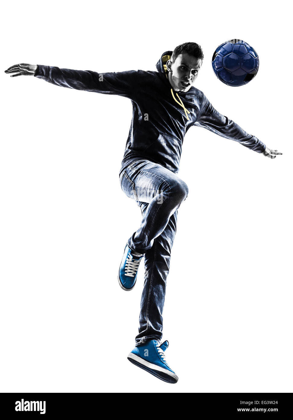 ein junger Mann Freestyler Fußballspieler in der Silhouette auf weißem Hintergrund Stockfoto