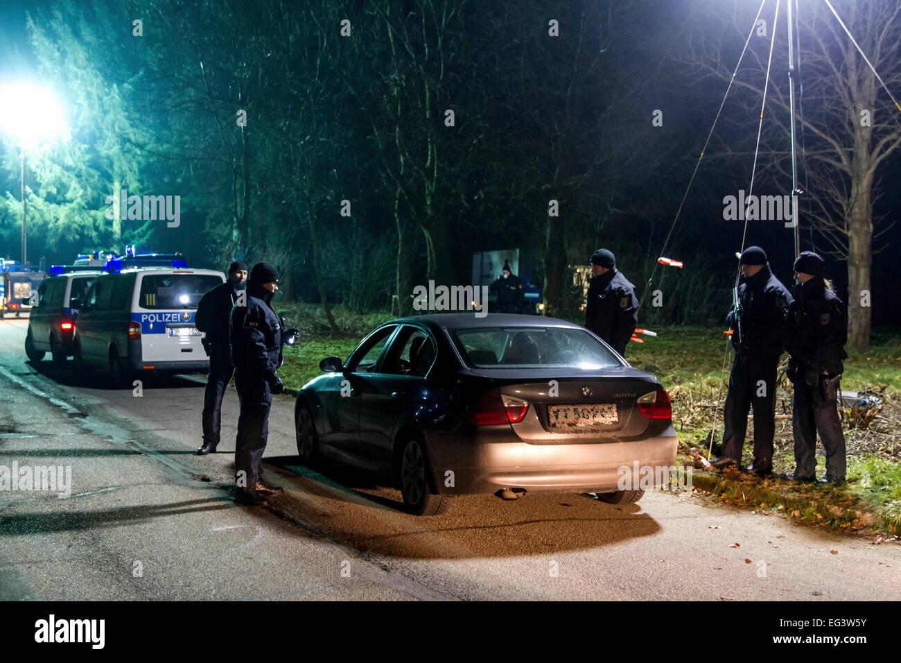 Kopenhagen, Dänemark. 15. Februar 2015. Dänische Polizei erschossen und frühen Sonntag der Durchführung Angriffe auf eine freie Meinungsäußerung Veranstaltung zu schießen und dann an eine Copenhagen Synagoge, tötete zwei Männer, darunter ein Mitglied der jüdischen Gemeinde Dänemarks vermutet einen Mann getötet. Fünf Polizisten wurden auch verwundet Angriffe. / Allianz Credit Bild: Dpa picture-Alliance/Alamy Live News Stockfoto