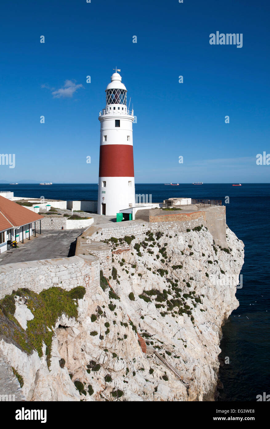 Rot-weiß gestreifte Leuchtturm in Europa Point, Gibraltar, britische Terroritory in Südspanien Stockfoto