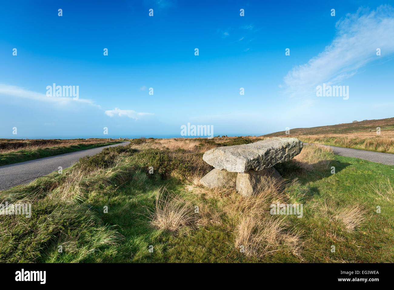 Bosullow Quoit fand eine moderne Replik des ein Dolmen auf einer Straßenkreuzung Bosullow gemeinsamen in der Nähe von Penzance in Cornwall Stockfoto