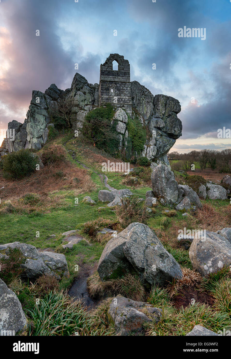 Eine winzige zerstörte Kapelle thront auf einem Felsvorsprung aus verwittertem Granit bei Roche in Cornwall Stockfoto