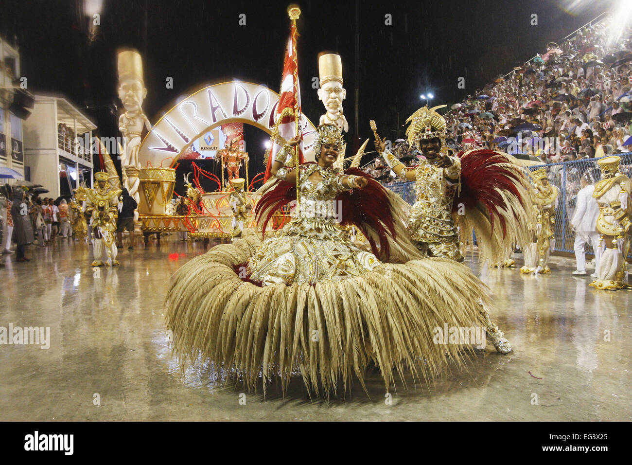 Rio De Janeiro, Brasilien. 15. Februar 2015. Tänzer teilnehmen an der Parade des Samba Schule "Unidos do Viradouro', in der ersten Durchführung Nacht der Spezialgruppe von Rio De Janeiro Karneval, im Sambadrome Marques de Sapucai, in Rio De Janeiro, Brasilien, am 15. Februar 2015. Bildnachweis: Bruno de Lima/Agencia o Dia/Estadao Conteudo/AGENCIA ESTADO/Xinhua/Alamy Live News Stockfoto