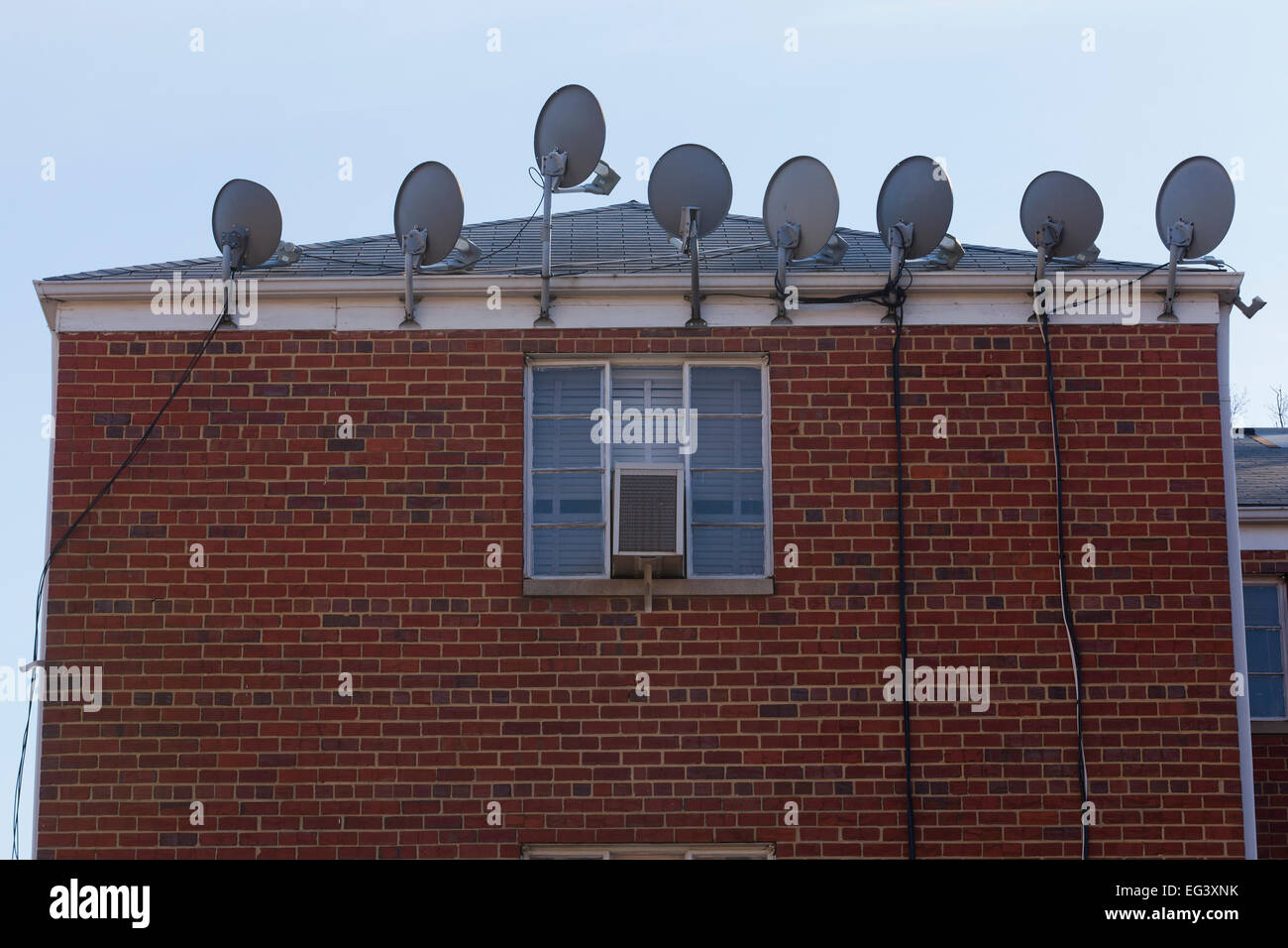TV-Sat-Anlagen montiert auf Außenseite des Wohnhauses - Virginia USA Stockfoto