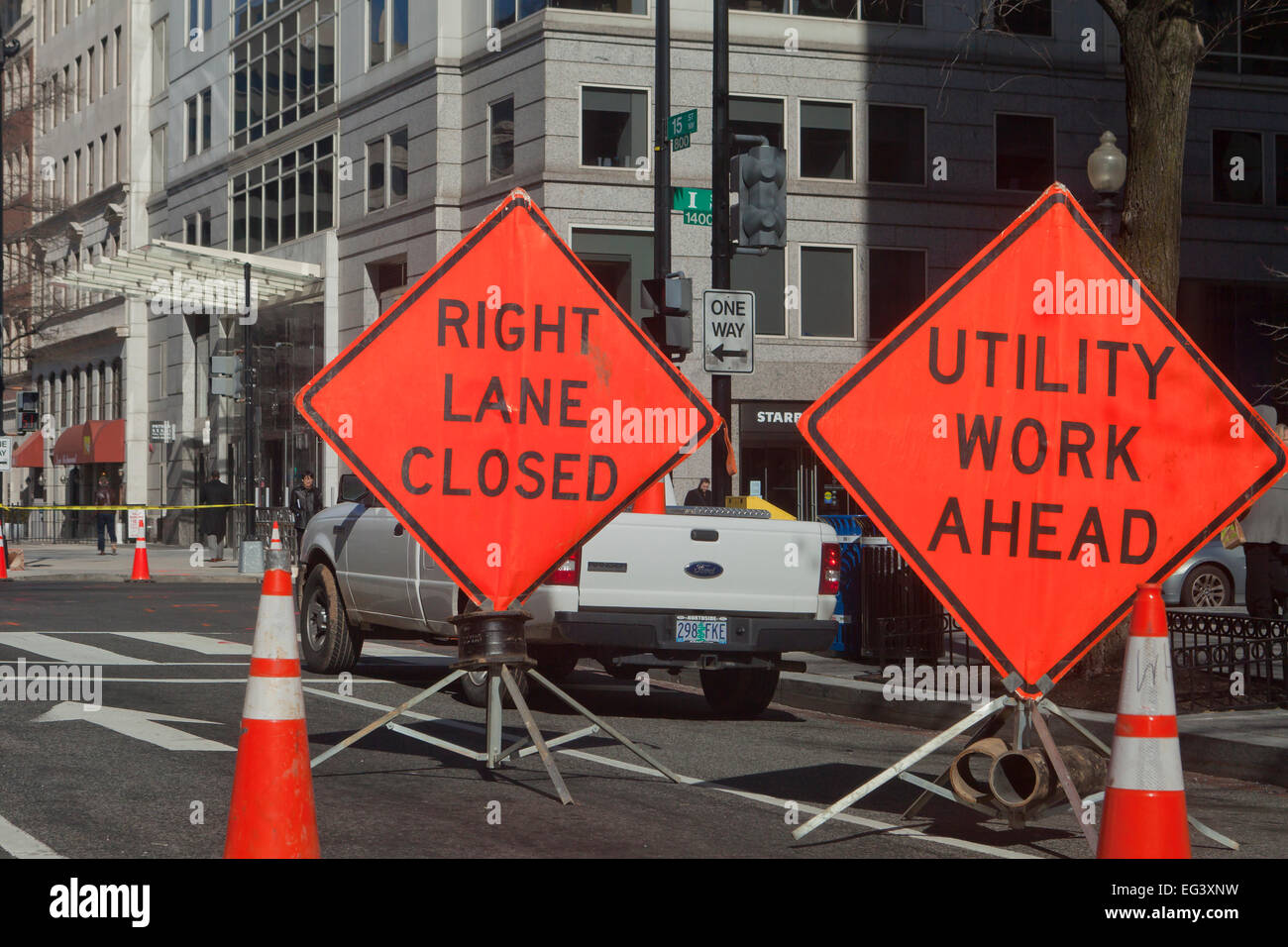 Rechte Spur geschlossen / Utility Arbeit voran Warnzeichen auf Straße - USA Stockfoto