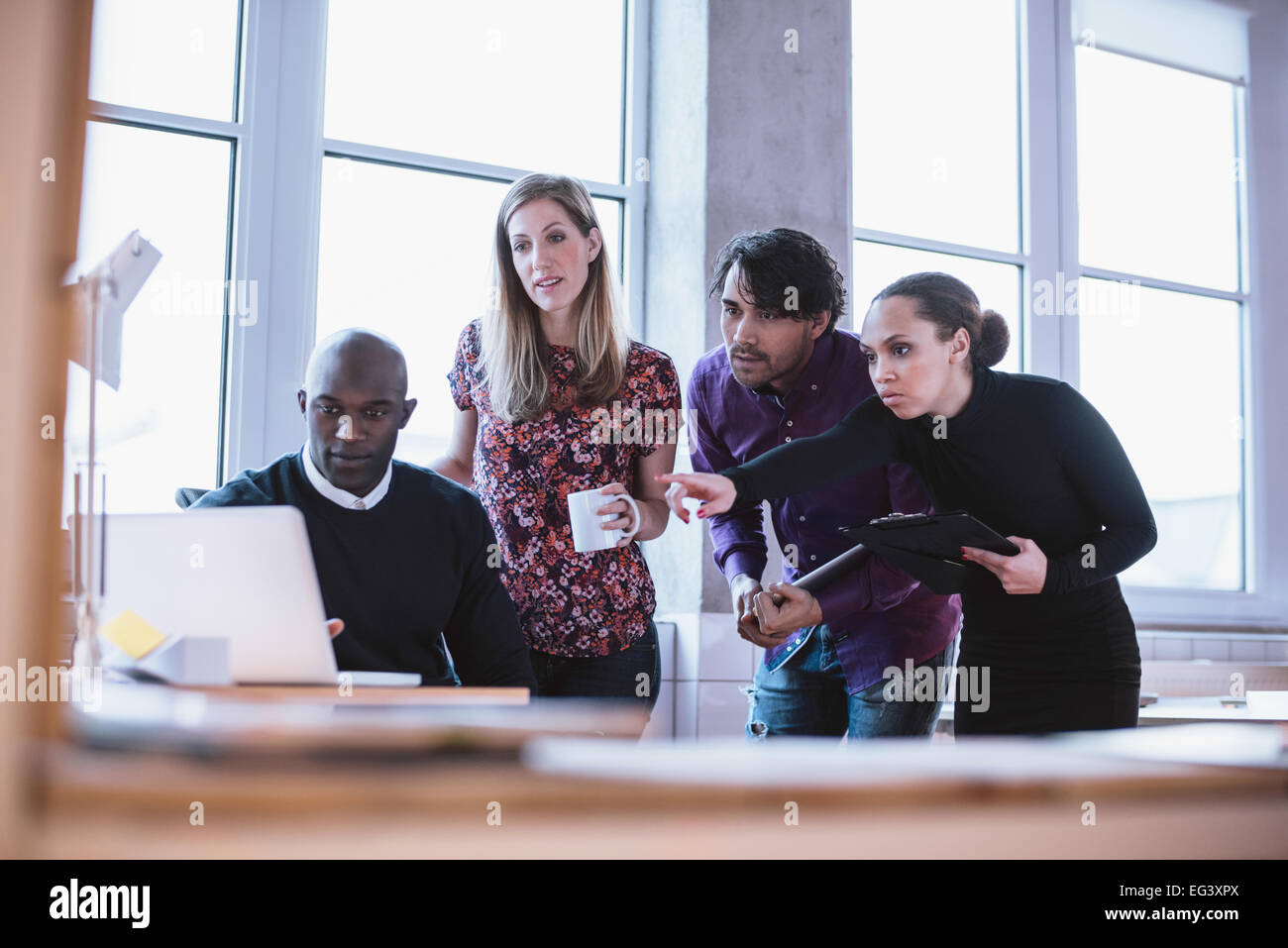 Porträt eines modernen Business Teams am neuen Projekt während der Sitzung und Laptop zu betrachten. Gemischtrassig Geschäftsleute arbeiten Stockfoto
