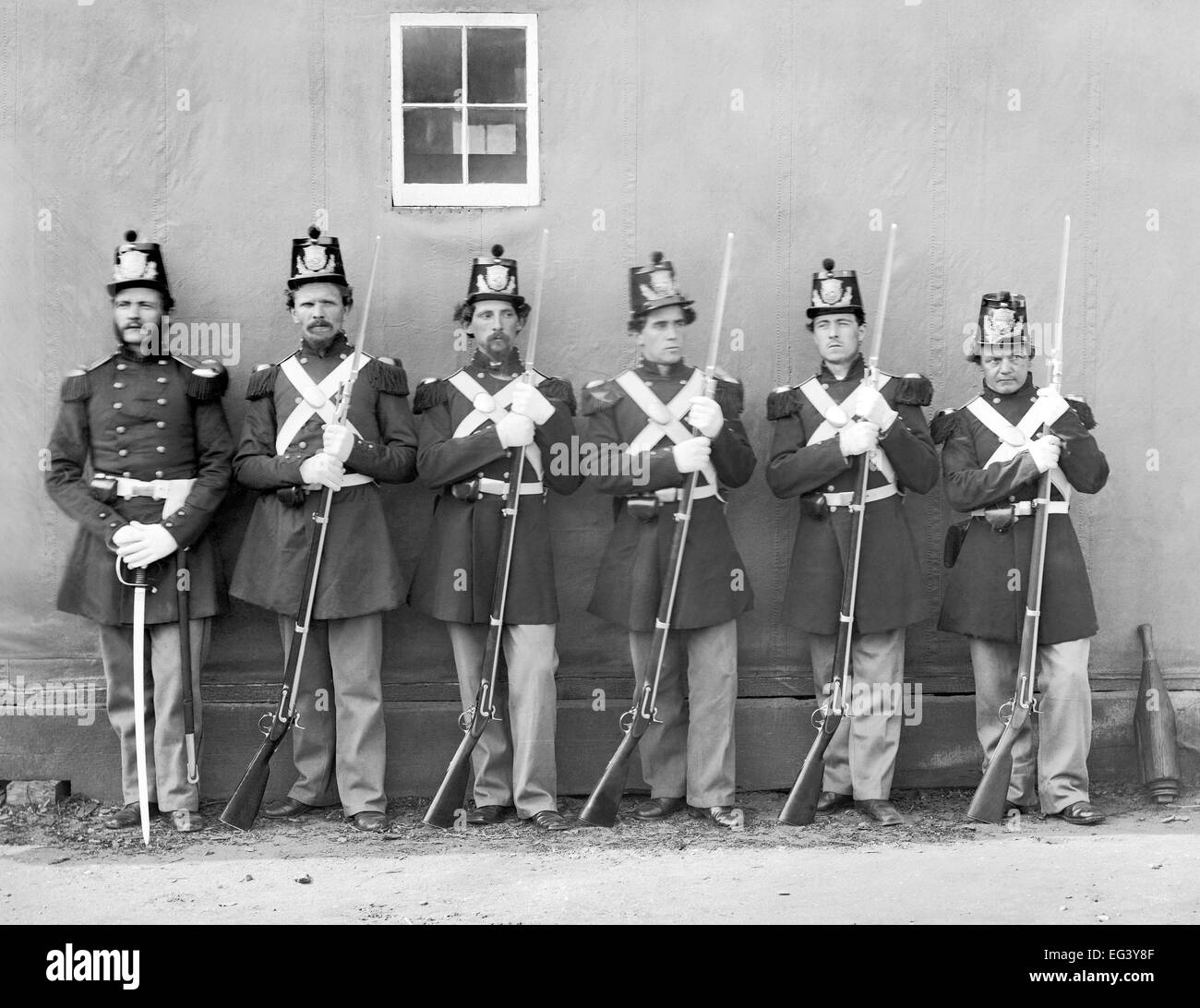 US MARINE CORPS in Washington Navy Yard im April 1864. NCO auf der linken Seite mit Schwert. Stockfoto