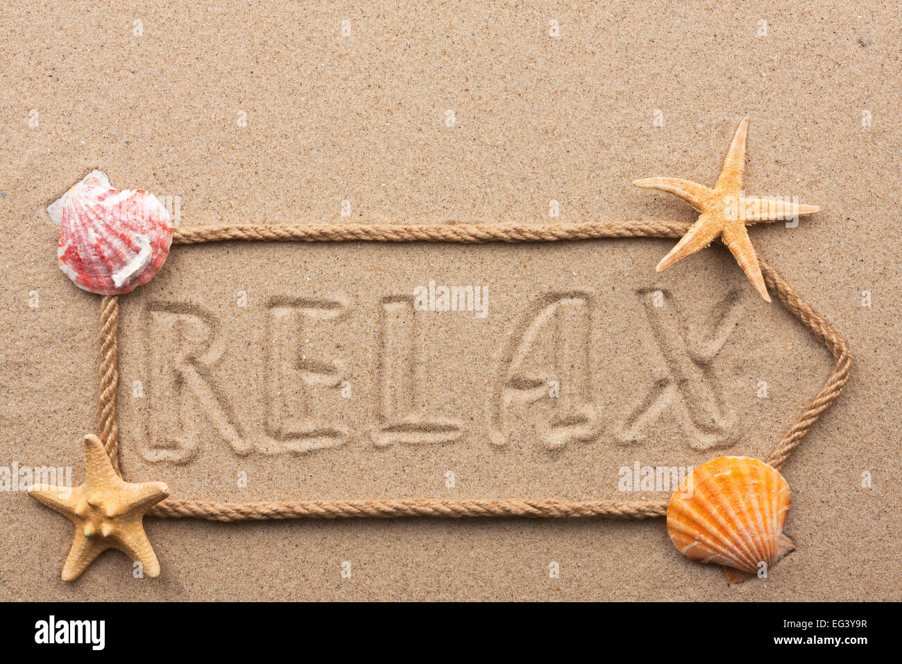 Pfeil aus Seil und Muscheln mit dem Wort zu entspannen, auf dem Sand, als Hintergrund Stockfoto
