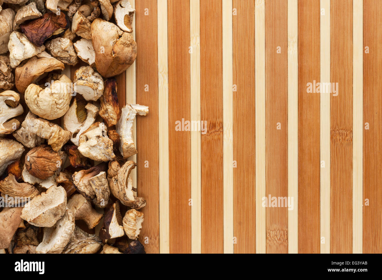 Getrocknete Pilze auf einer Bambusmatte, mit Platz für Text, für Menü Stockfoto