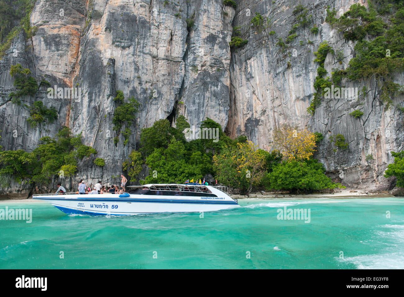 Ausflugsschiff vor der Küste von Koh Phi Phi Island in Thailand. Stockfoto