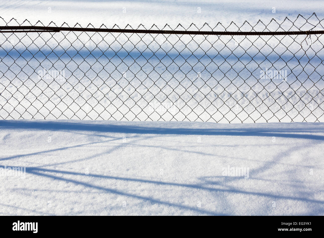 Maschendrahtzaun im winter Stockfoto