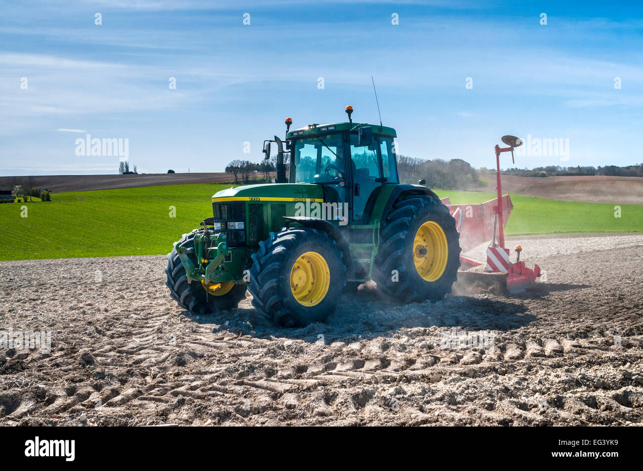 John Deere 7710 Ackerschlepper Bodenbearbeitung Feld - Frankreich. Stockfoto