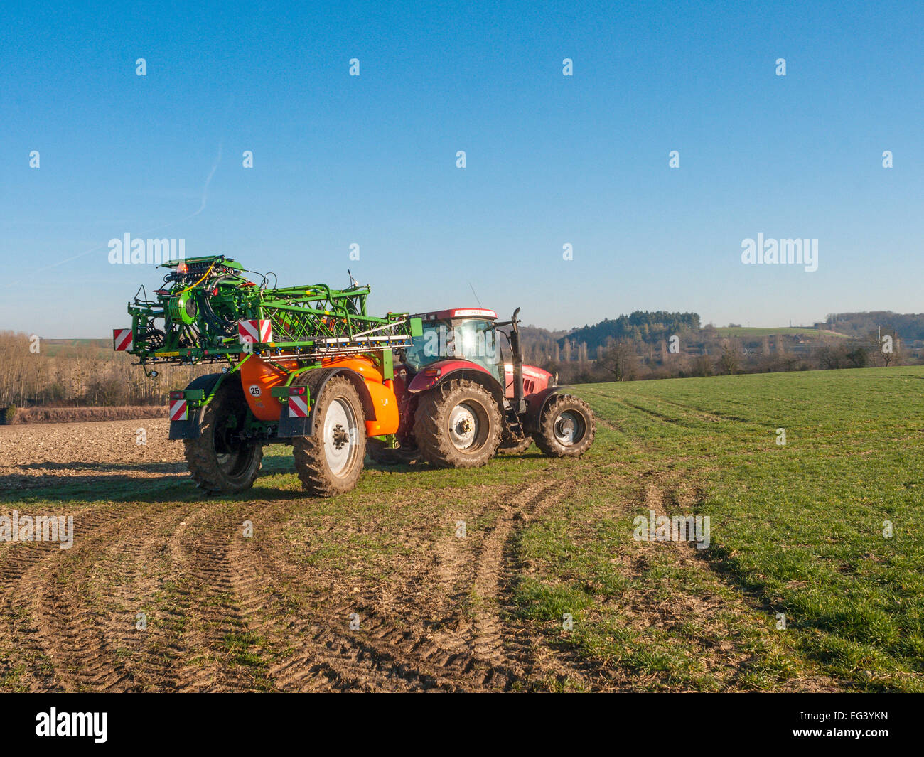 Fall Sie 155 Bauernhof Traktor und Amazon Flüssigdünger Maschine Spritzen Feld - Frankreich. Stockfoto