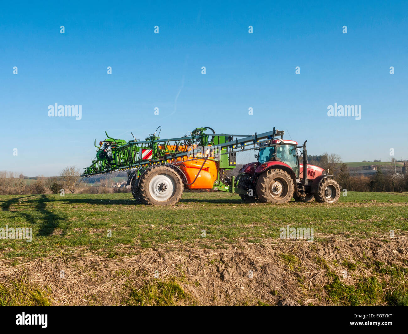 Fall Sie 155 Bauernhof Traktor und Amazon Flüssigdünger Maschine Spritzen  Feld - Frankreich Stockfotografie - Alamy