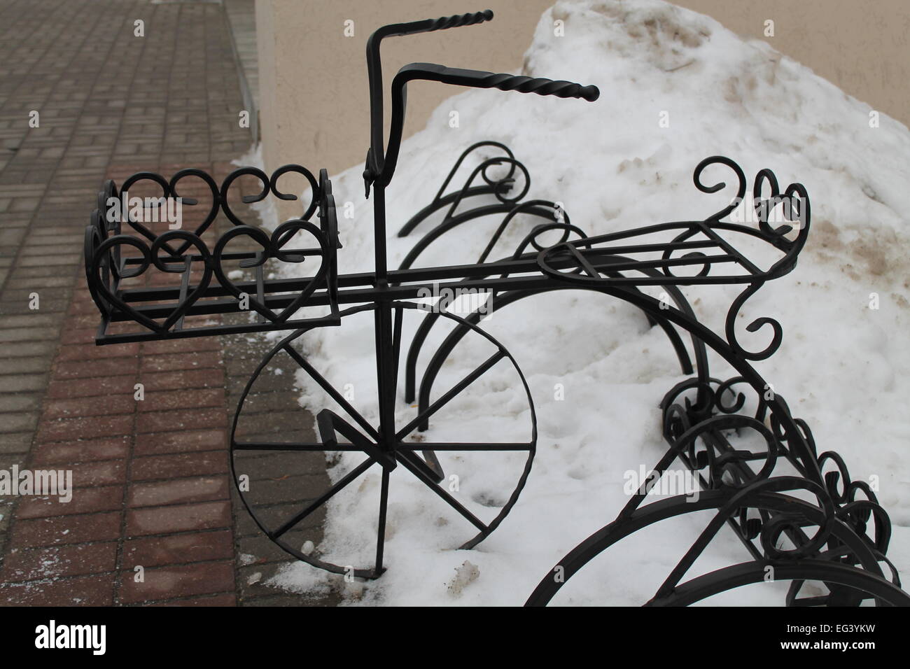 Fahrrad im retro-Stil mit Korb aus schwarzem dünnen Draht für die Dekoration auf Straße Stockfoto