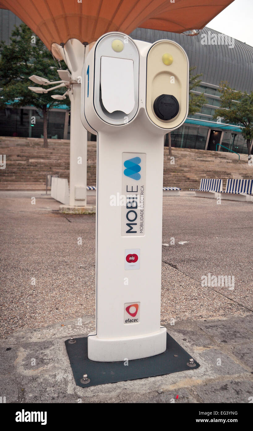 Ein Mobilidade Electrica Elektrofahrzeug aufladen Punkt im Parque Das Nacoes, Lissabon, Portugal. Stockfoto