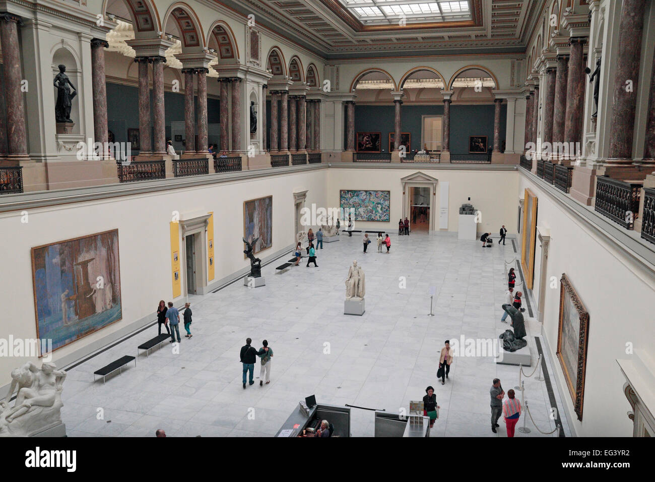 Gesamtansicht des großen Saals in den Königlichen Museen der schönen Künste von Belgien, Brüssel, Belgien. Stockfoto