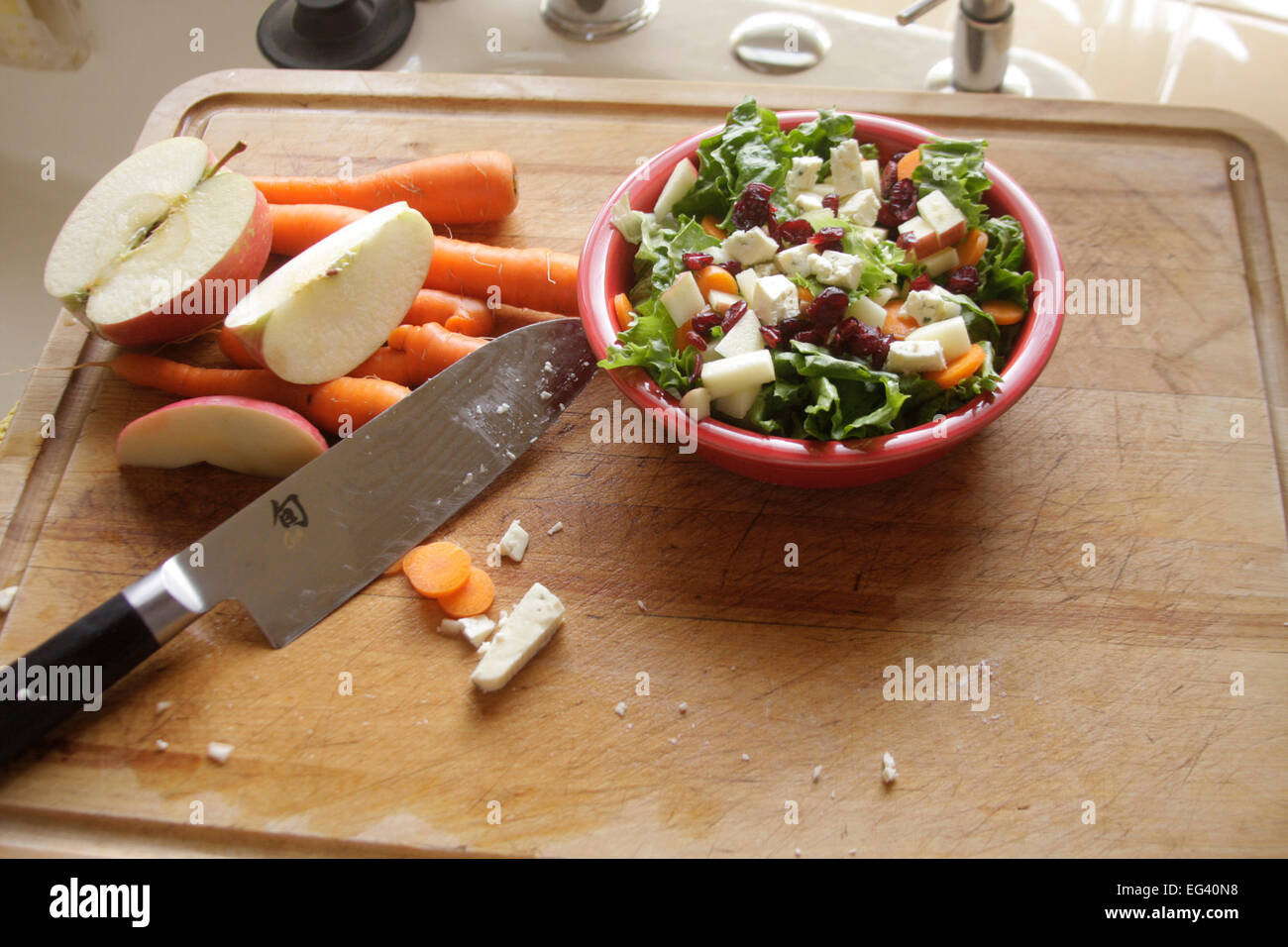Einem gesunden grünen Salat mit Apfel, Karotten, Käse und Craisins. Stockfoto