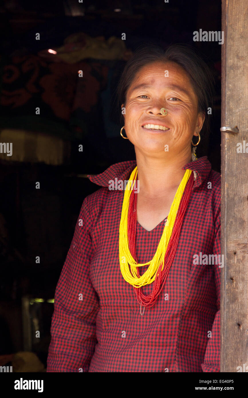 Nepalesische Frau in traditioneller Kleidung Stockfoto