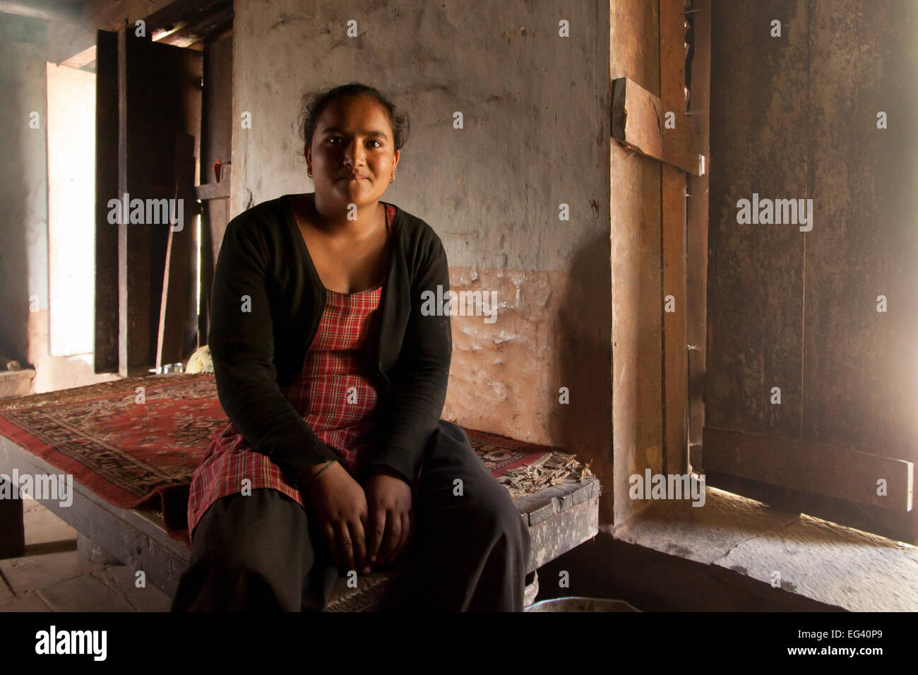 Nepalesische Frau in einem traditionellen Haus in Nepal Stockfoto