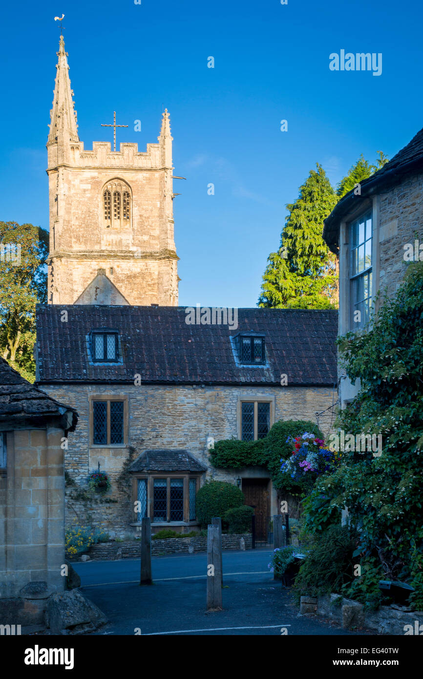 Pfarrkirche St Andrew Turm erhebt sich über die Häuser in Castle Combe, die Cotswolds, Wiltshire, England, UK Stockfoto