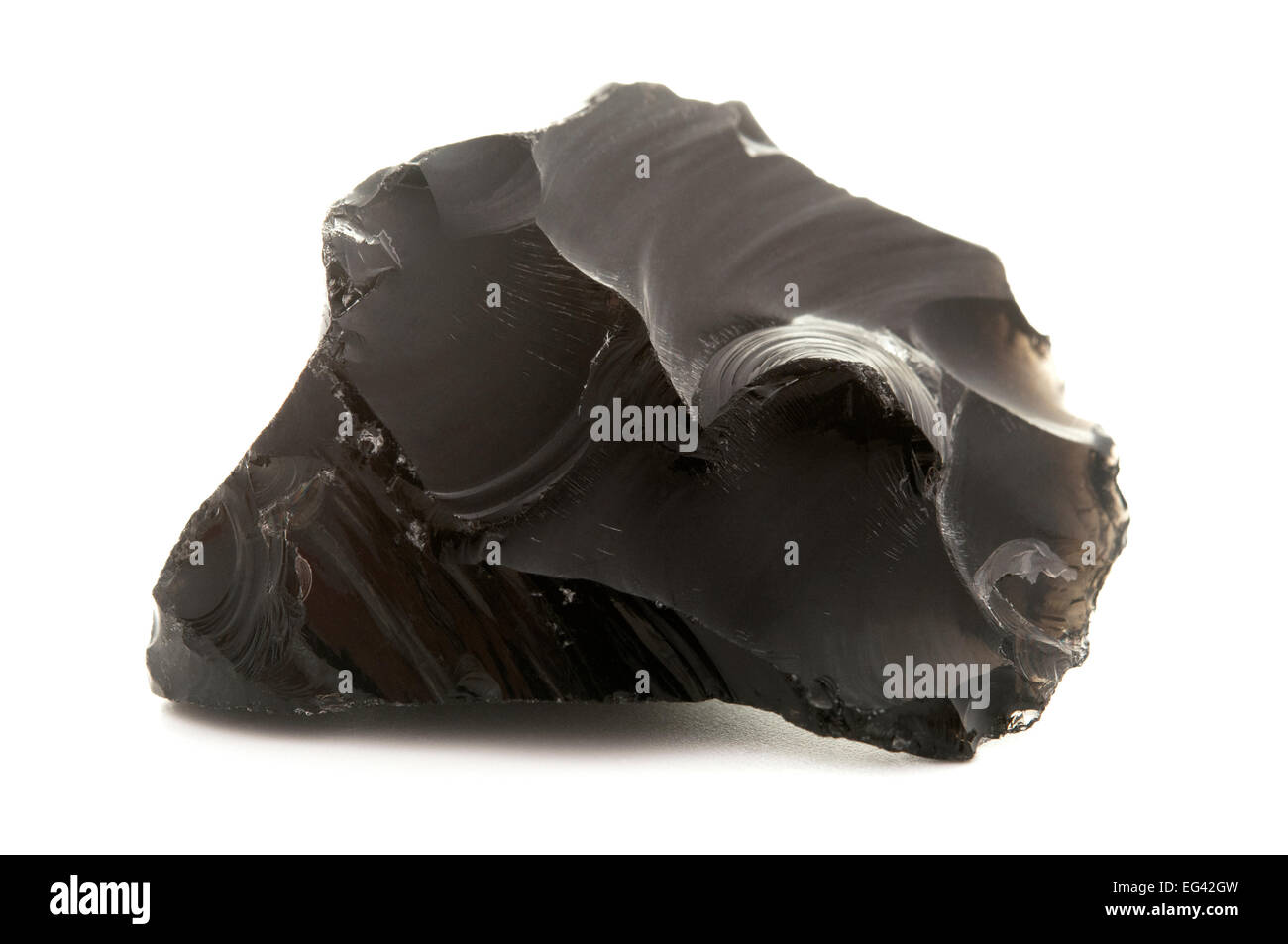Rohe Obsidian auf weißem Hintergrund Stockfoto