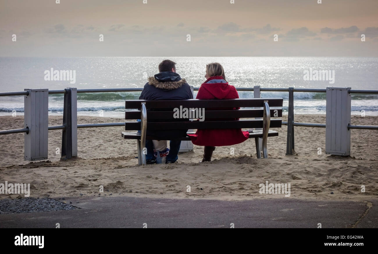 Paar, Mann und Frau, an der Promenade mit Strand und Meer im Hintergrund, Bournemouth, Dorset, England, Großbritannien Stockfoto