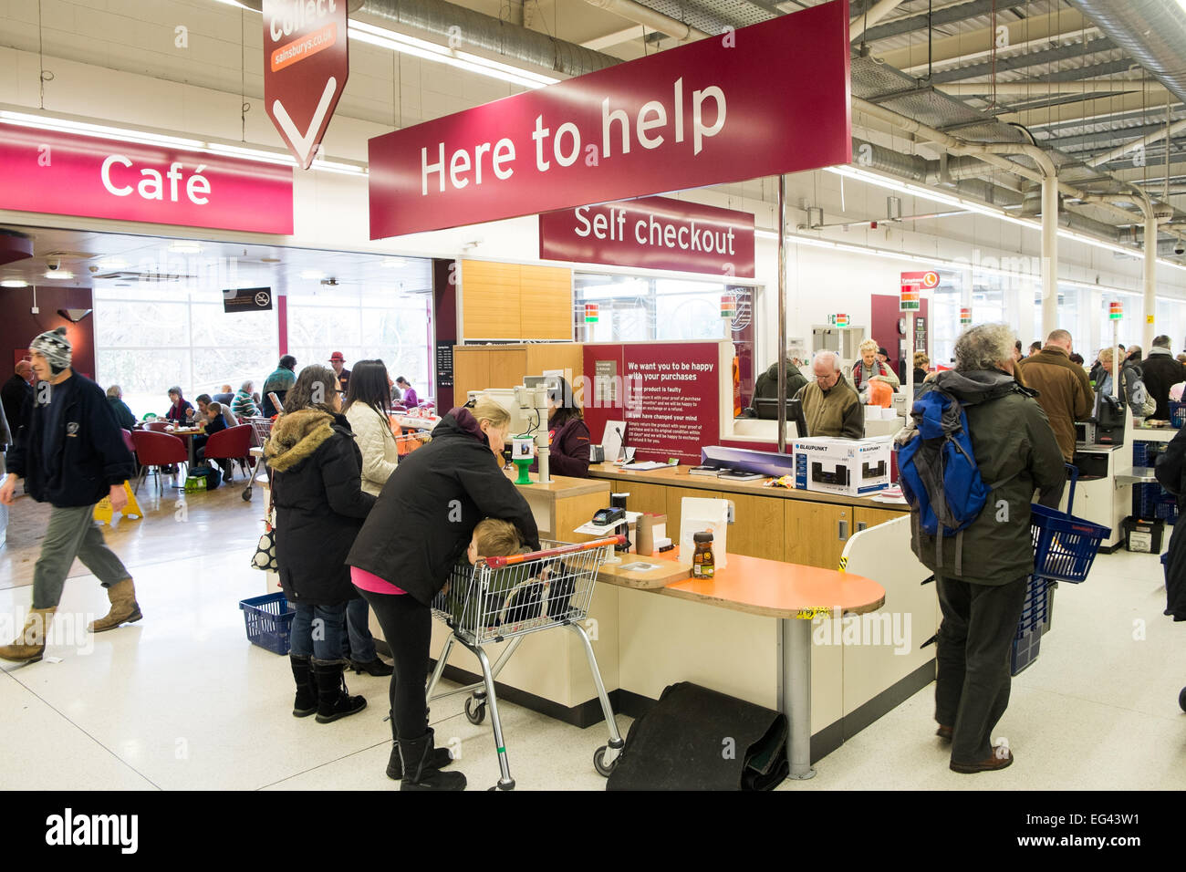 Sainsburys Supermarkt Lebensmittelgeschäft in Matlock, Derbyshire, England, Kunden hier, um Helpdesk in der Nähe von Kassen und Café, UK Stockfoto