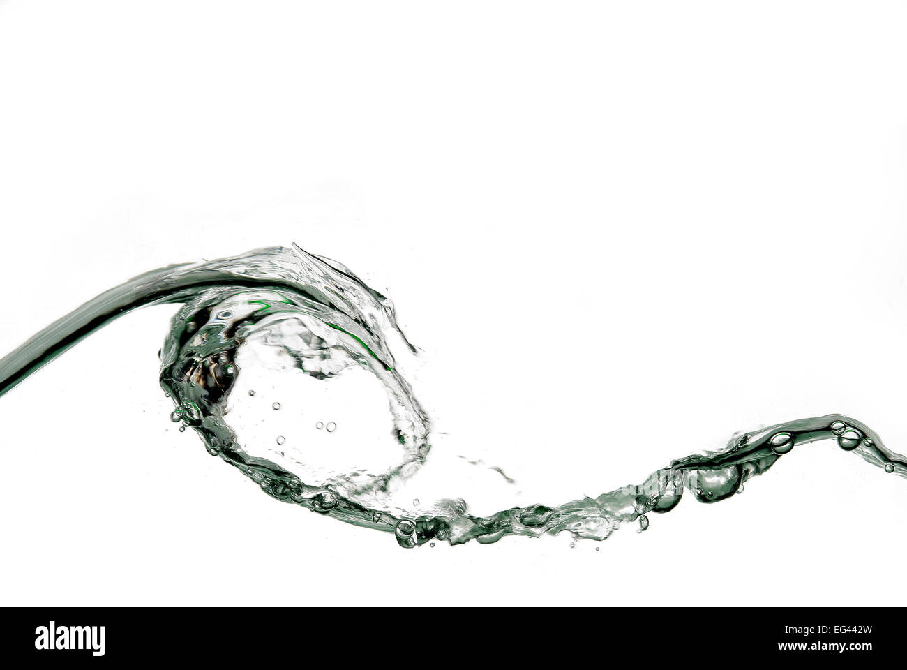 Welle von klarem Wasser Flüssigkeit gefangen im Querschnitt als Oberfläche Kamm Gipfel beginnt unten am Trog Duschen Stockfoto