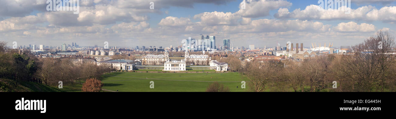 Panoramablick über Greenwich Park im zeitigen Frühjahr mit London Skyline und Docklands City unter blauen trübe Horizont Stockfoto