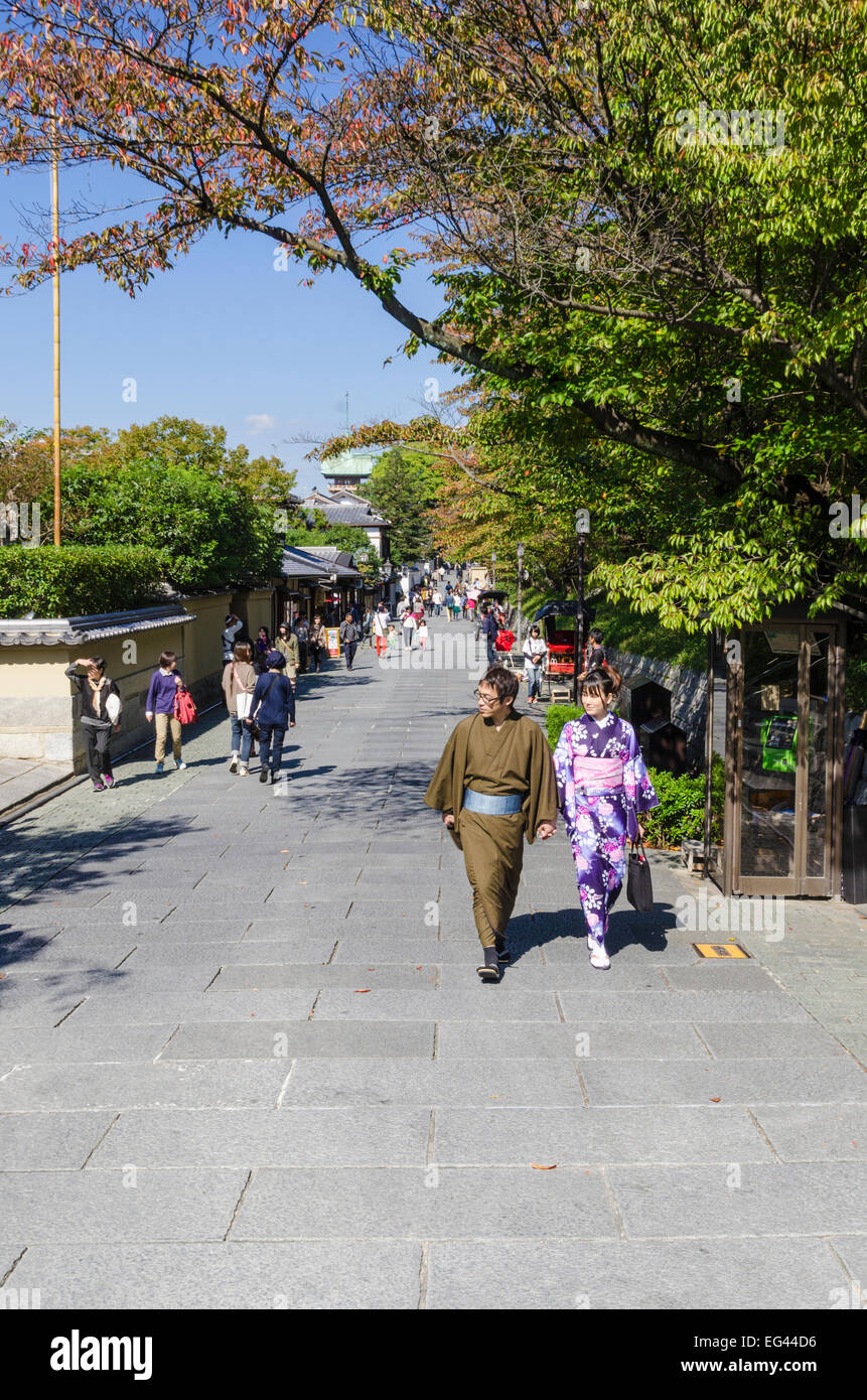Traditionell gekleidete japanisches Ehepaar durch die historischen Gassen des Stadtteils Higashiyama, Kyoto, Japan Stockfoto