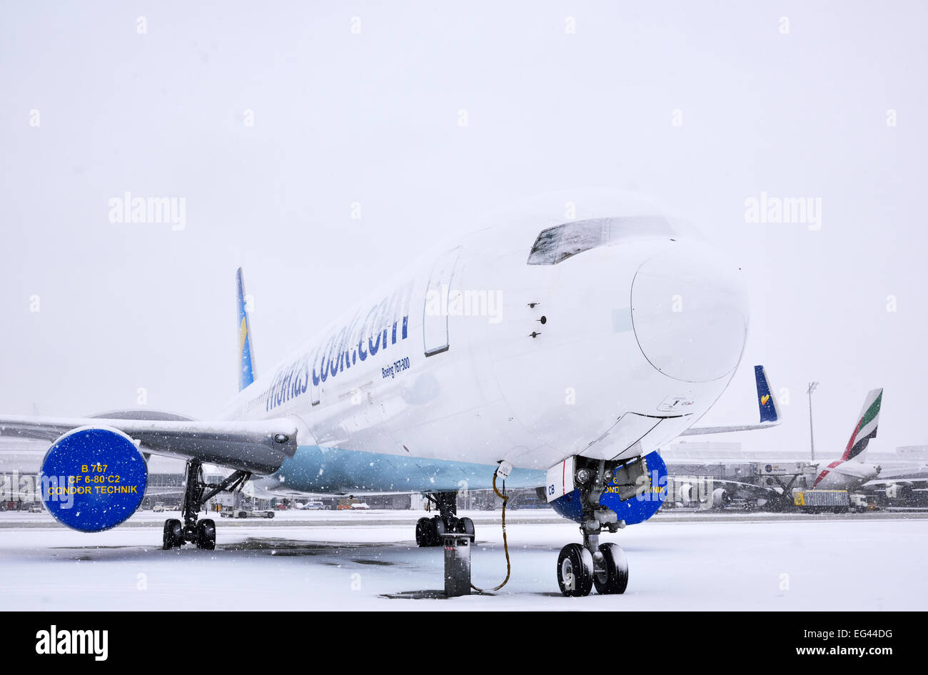 Condor Boeing B 767-300 Flugzeugen in Parkposition im Schnee, Flughafen München Franz Josef Strauss, MUC, EDDM, München Stockfoto