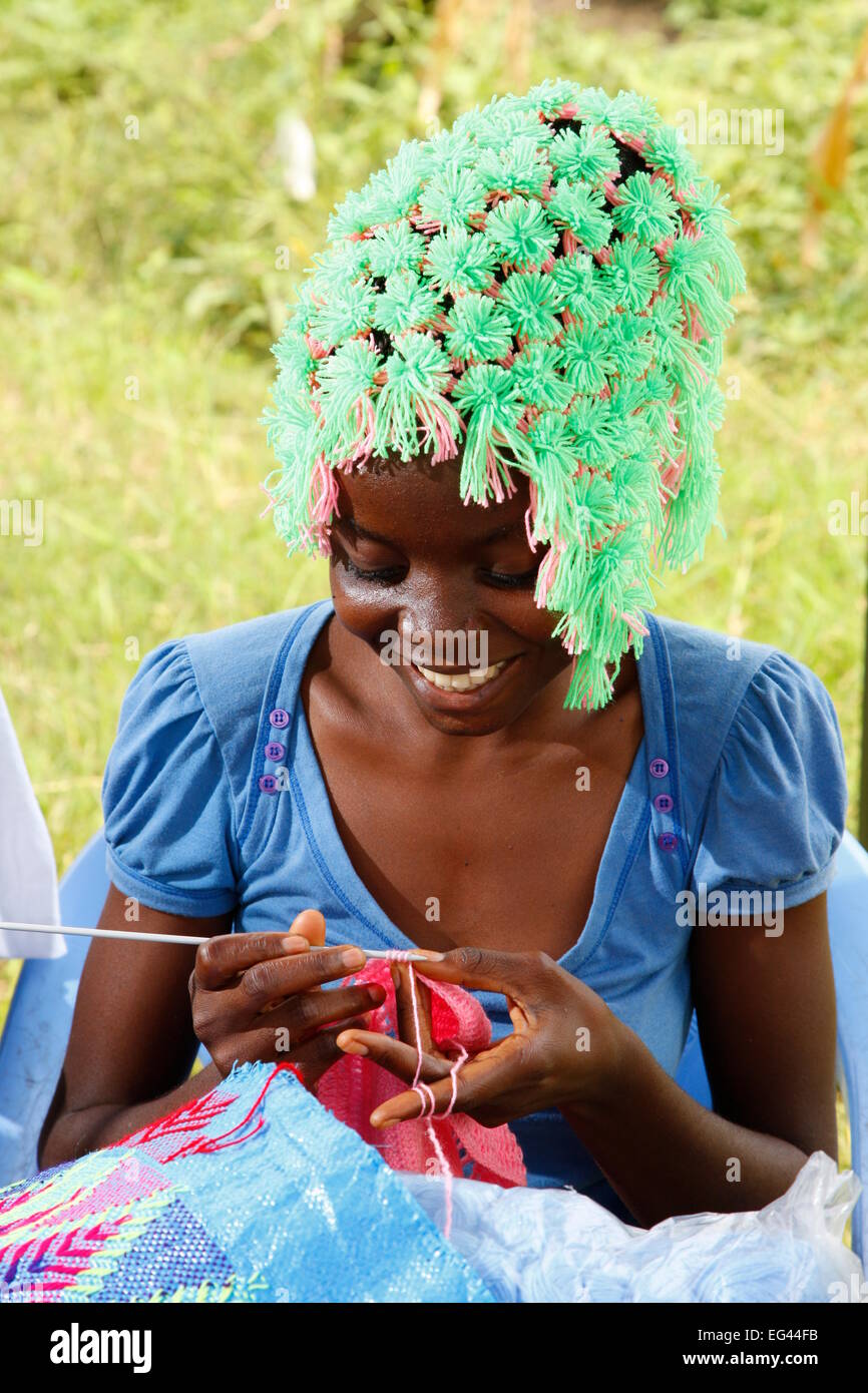 Frau häkeln, Frauenprojekt, Kinshasa, Kongo Stockfoto