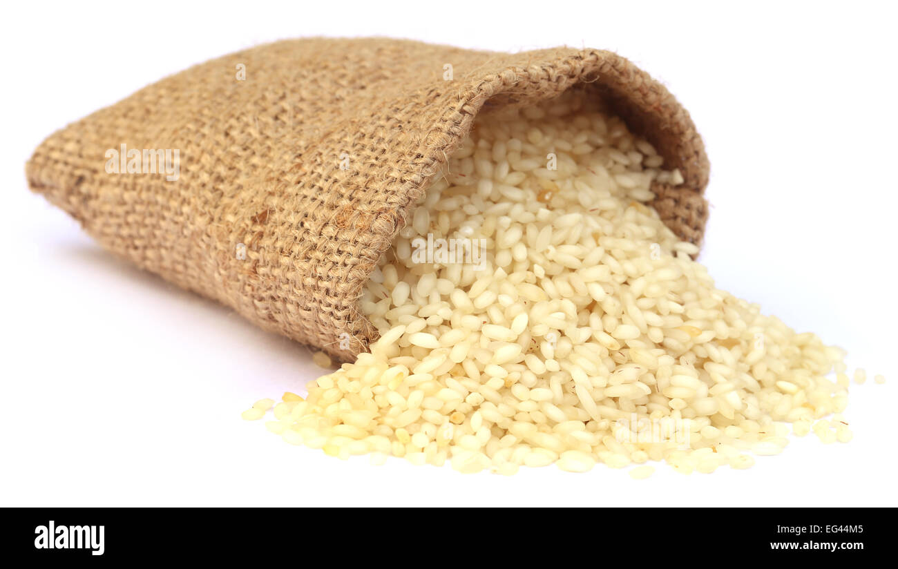 Frische Reis in Sackbeutel auf weißem Hintergrund Stockfoto