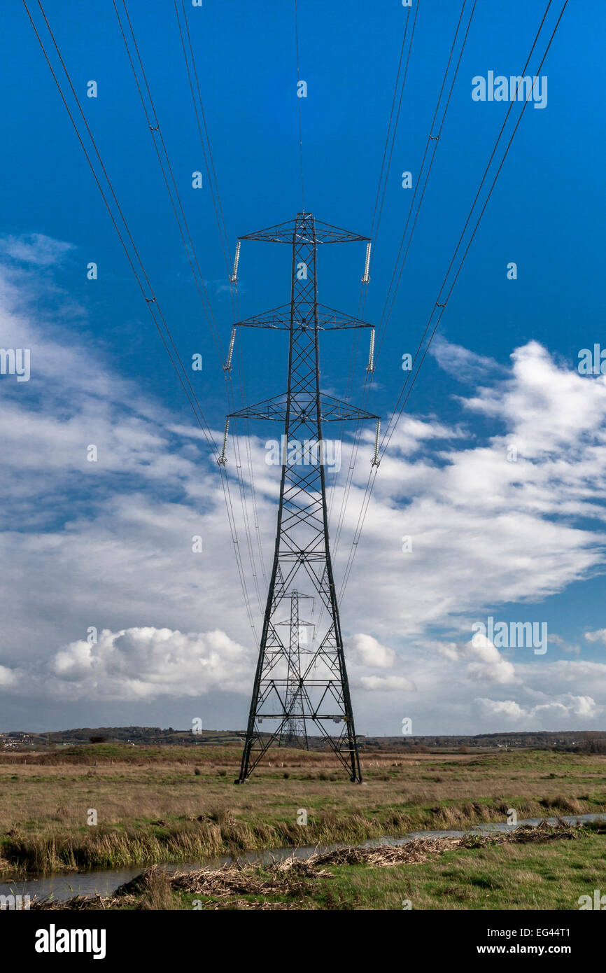 Strommasten überqueren Seasalter Sümpfe, Kent UK Stockfoto