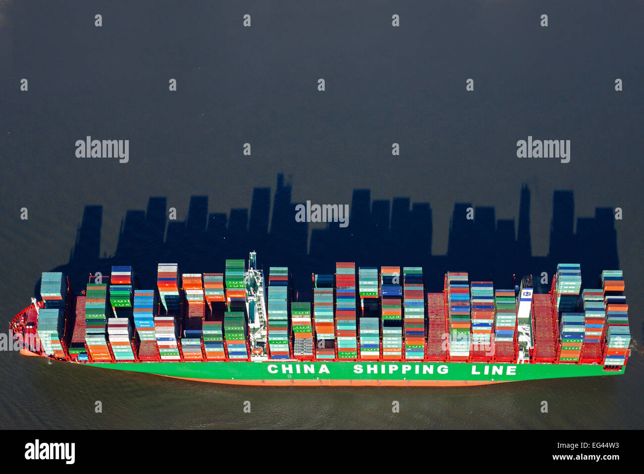Gestapelte Container lange Schatten werfen, China Shipping Line Containerschiff auf der Elbe, Hamburg, Deutschland Stockfoto