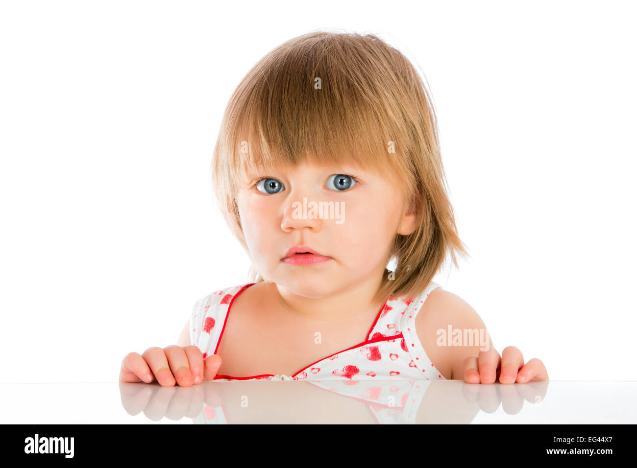 Porträt zwei Jahre alten Mädchen auf weißem Hintergrund Stockfoto